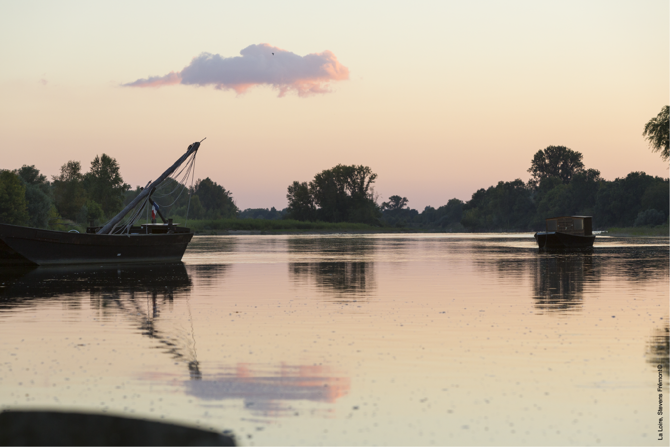 Photo prise sur la Loire à la tombée de la nuit (Région du Val de Loire)