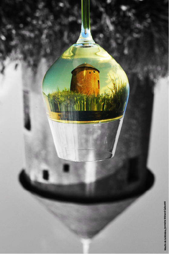 Un verre reflétant le moulin de la Minière au domaine Ménard-Gaborit