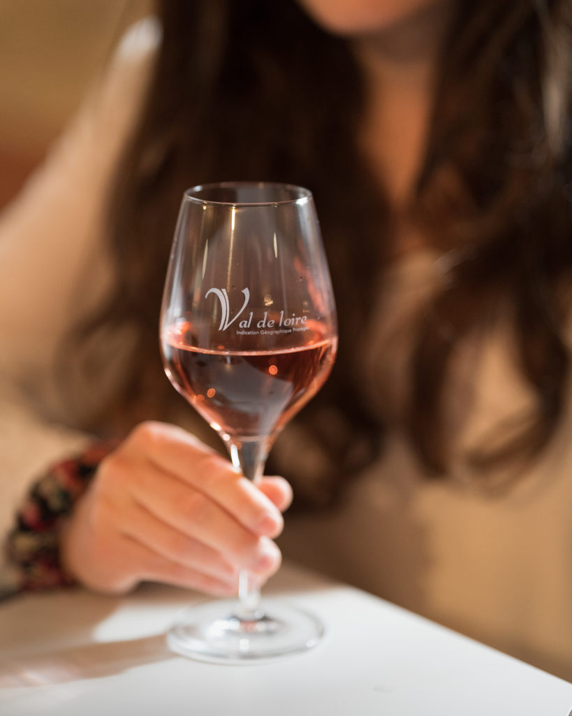 Un verre de vin rosé IGP Val de Loire, lors du concours national des IGP (Vertou)