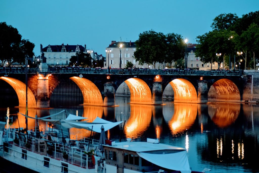 Vue nocturne du pont de la Basse Chaîne, Angers (Maine-et-Loire)