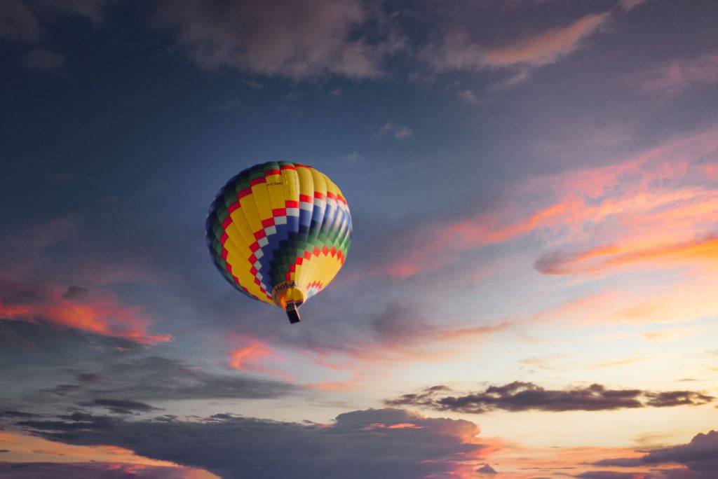 Une montgolfière sous les nuages de la Loire