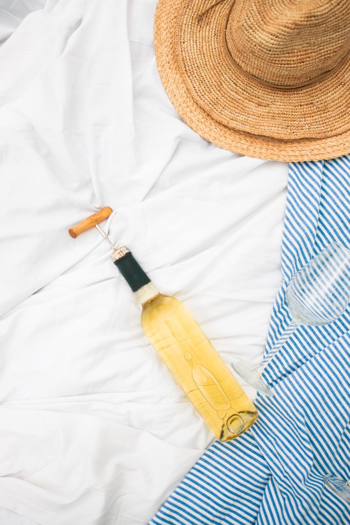 Un chapeau de paille et une bouteille de blanc IGP Val de Loire